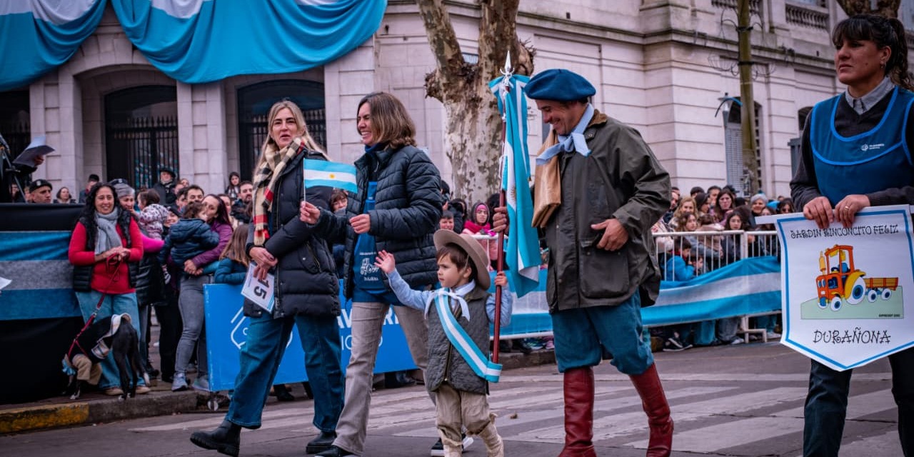 Con m�s de 120 instituciones se realiz� el desfile por el 216� aniversario de la Revoluci�n de Mayo